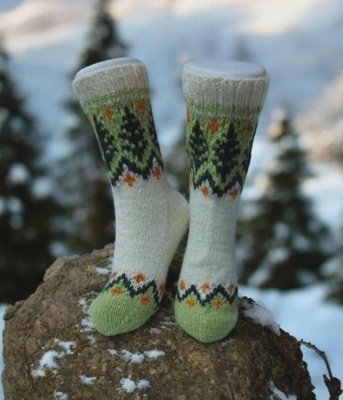 Håndstrikkede ullsokker str. 37–38, hvit og grønn