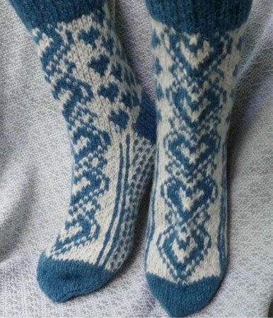 Håndstrikkede ullsokker str. 40–41, blå og hvit